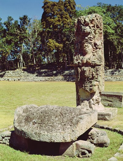 Estela C que representa a Dieciocho Conejo y una estatua de una tortuga de dos cabezas al frente, año 711 d.C. de Mayan